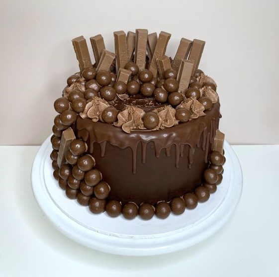 KitKat Chocolate Truffle Cake